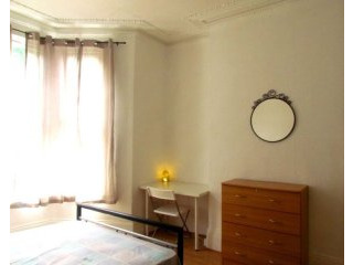 Twin with 2 single bed near Turnpike..
