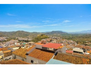 3 Bedroom Middle Floor Apartment