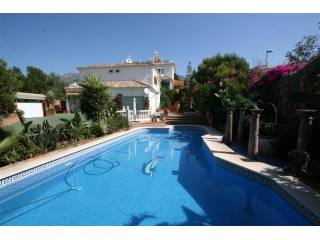 Villa - Charming four bedroom, four..