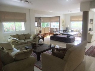 4 Bedroom House with pool in Tsirio area
