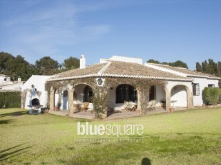 5 bedroom villa on large flat plot in..