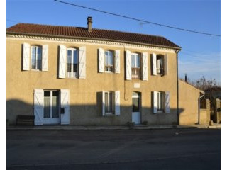 Sunny townhouse in Mirande with garden..