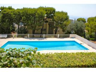 Fabulous two bed with sea views in..