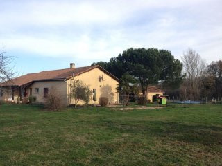 A Single Storey Property With Swimming..