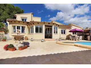 4 Bedroom 3 Bathroom Villa For Sale in..