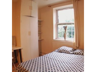 Nice Double Bedroom Located In Oval!!!