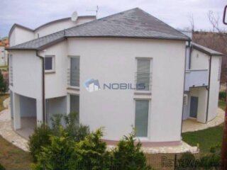 Rab - Lopar, kuća 418 m2 s okućnicom 1555 m2