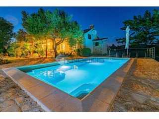 Vodice, kuća u masliniku, 3300 m2 okućnice