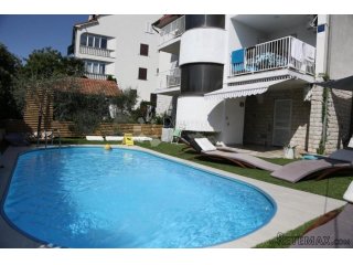 MALINSKA - APARTMANSKA KUĆA S DVA BAZENA