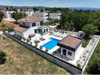 IMPRESIVNA VILA U KRNICI