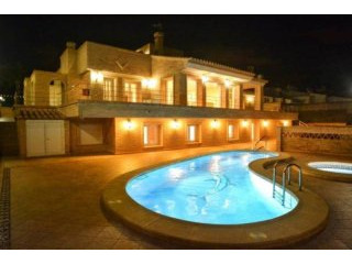 5 Bedroom 3 Bathroom Villa In..