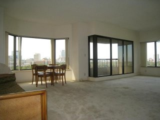 3 bedroom Flat For Sale: 2001 Holcombe..