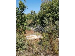 Peroj – 689 m² poljoprivredno zemljište na 1.700 m od mora