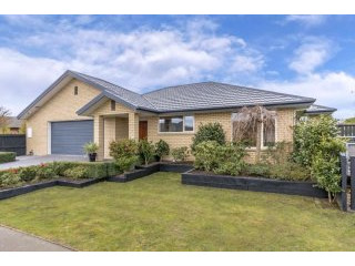 Surrender to a great family home!