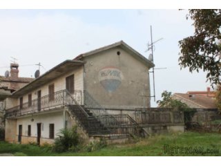 Kuća 200 m2 u mirnom predgrađu sa velikom okućnicom od...
