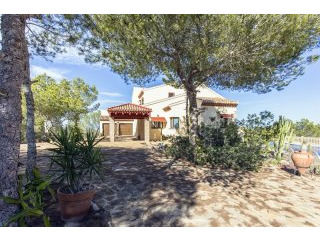 4 Bedrooms - Villa - Alicante - For Sale