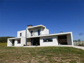 Superb Contemporary 4 Bed Villa, Close..