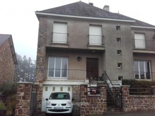 Large,light family home in small..