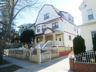 6 bedroom Flat For Sale: 48 S 7th..