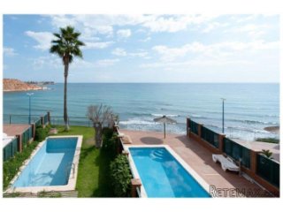 Townhouse with private pool and beachfront plot in first..
