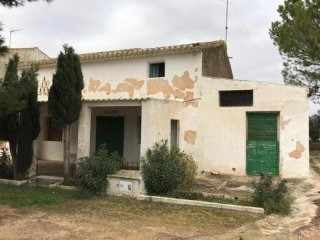 Detached country house in yecla murcia..