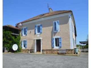 Imposing spacious courtyard farmhouse..