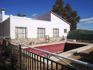 3 Bedroom Country House With Swimming..