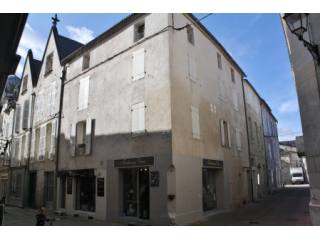 17th century house, centre of bustling..