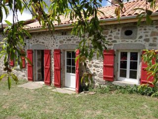 Farmhouse With Barn And Close To All..