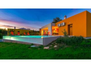 Istra, Svetvinčenat, villa sa bazenom na rubu mjesta