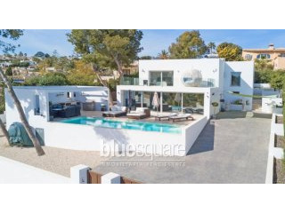 Stunning, new villa with sea view in..