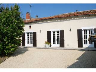3 bedroom Single storey house, near all..