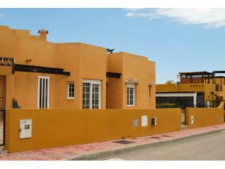 Semi-detached 3 bedroom bungalow - Los..