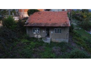 KNIN – Prizemnica za adaptaciju s velikom okućnicom!!