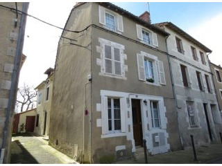 Beautifully renovated townhouse in..