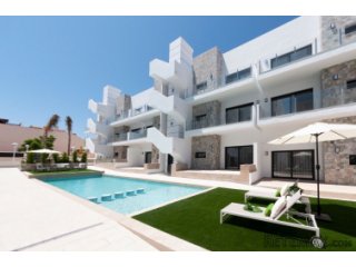 Los apartamentos se ubican en Arenales del Sol, en un..