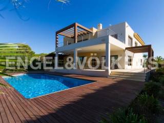 REDUCED- BEACHSIDE VILLA WITH EXQUISITE..