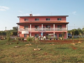 Umag, kuća sa 6 apartmana i bazenom