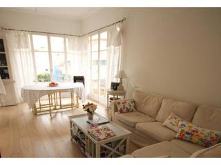Bright two bedroom near seafront