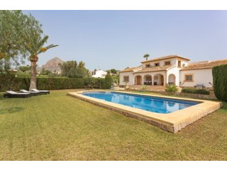Magnificent villa on a large plot, near..