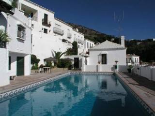 Town House - Bright and charming..
