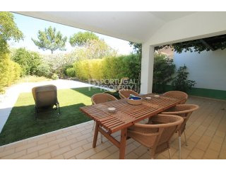 Spacious garden apartment Encosta do..