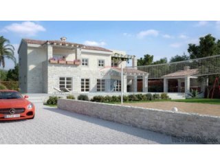 Vila sa bazenom samo 3 km od mora