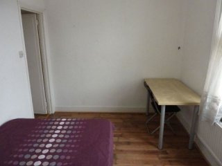 Single with double bed near Turnpike..