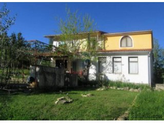 PRILIKA! GROŽNJAN KUĆA SA IMANJEM