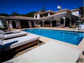 6 Bedrooms - Villa - Malaga - For Sale