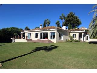 Villa for sale in El Paraiso, Estepona..