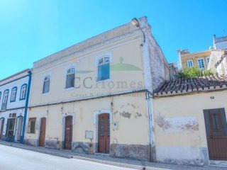 Spacious Townhouse in need of..