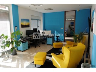 Potok, poslovni prostor od 230m2 i 10 parkirnih mjesta