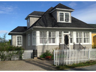 3 bedroom House For Sale: 100 Queen..